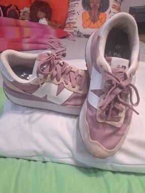 Women’s Pink White Retro-Style Sneakers By NEW BALANCE